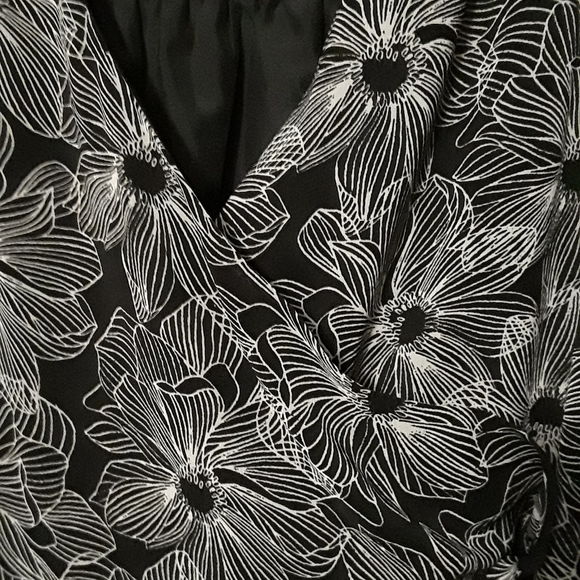 🦋Flowy cap sleeve faux wrap dress - Picture 3 of 6